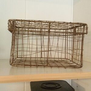 Metal basket with lid